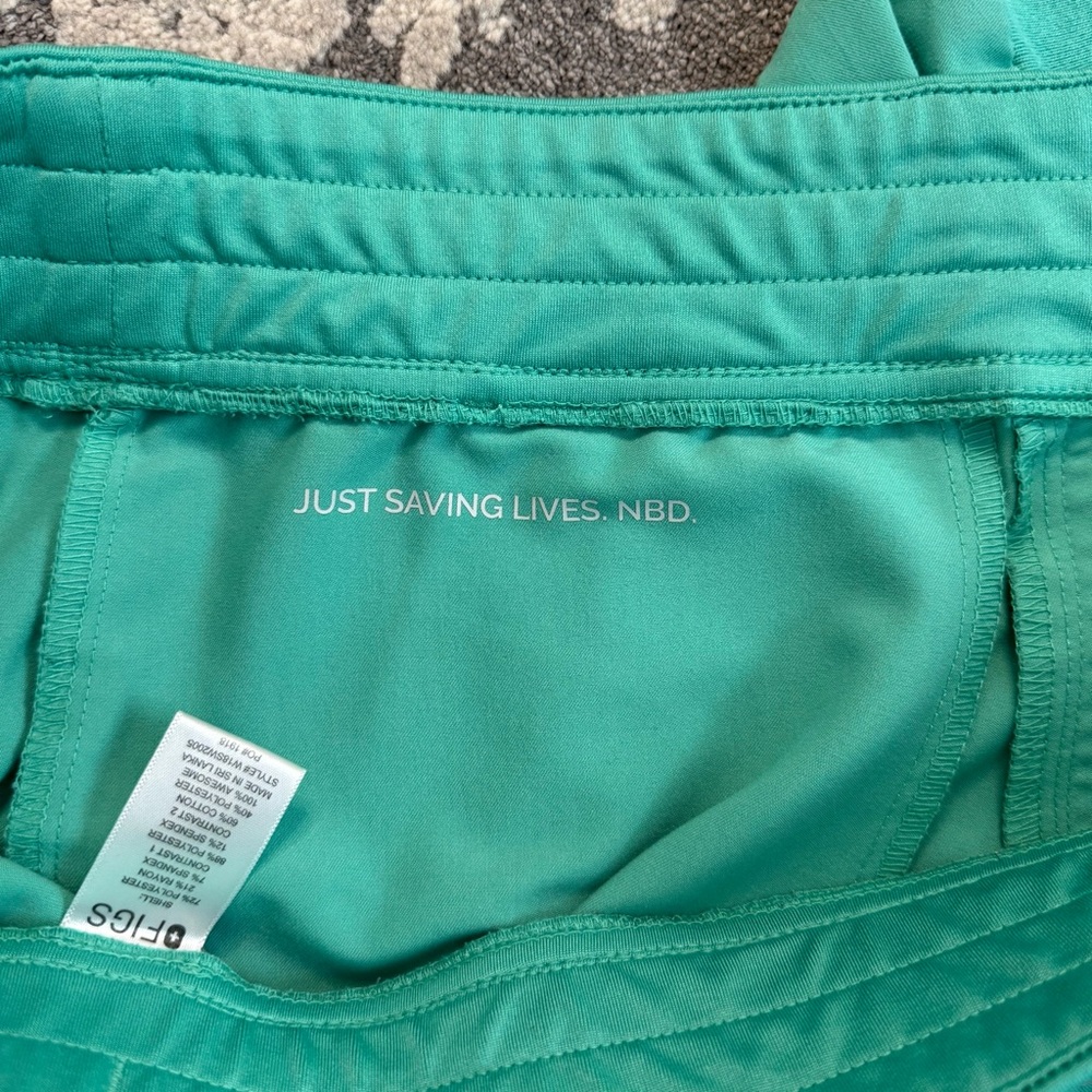 FIGS Surgical Green Scrub Set - Picture 8 of 10